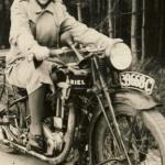 Fotografie šťastně se usmívající paní Aničky na půllitrovém Arielu modelu F s budějovickou poznávací značkou pochází zhruba z roku 1931.