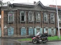 Jeden ze starch dom v Tomsku, kter Borgheseho a jeho druhy pamatuje. Tak u nj fotm i mj motocykl...