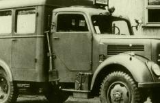 Vojenský sanitní vůz IFA Granit na podvozku 4x4 s náhonem na všechna čtyři kola, obutý do pneu 7,00 - 20