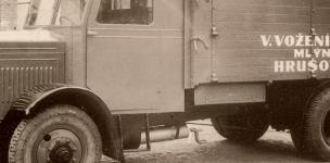 Valník se zvýšenými postranicemi, vyrobený v roce 1934, již měl zešikmené čelní okno kabiny, jinak ale jeho hranaté tvary tvary nezaměnitelně připomínaly příbuznost s předchozím typem firmy, vozem Škoda 304 z roku 1929...