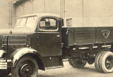 Vyobrazení valníku Škoda 404 D na standardním podvozku pochází z prospektu z roku 1937. Pro tuto reklamní fotografii byly na bočnice korby připevněny plechové emblémy \