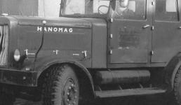 Jeden z posledních dosluhujících poválečných Hanomagů ST 100, jak byl, už bez espézetky, k vidění na odstavné ploše německého prodejce náklaďáků někdy kolem roku 1981.