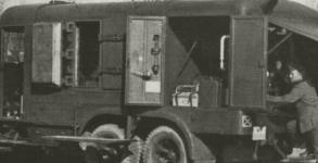 Ukázka detoxikačního vozu v průběhu nácviku. Na zadním rohu karoserie je vidět obrovský reproduktor, kterým měl být průběh odmořování dirigován.