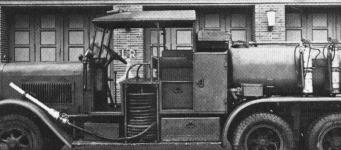 Na továrním dvoře fotografovaný zásahový požární vůz s cisternou, používaný hlavně na polních letištích. V tomto provedení bylo na prodlouženém chassis před chladičem namontované obrovské čerpadlo firmy Metz z Karlsruhe.