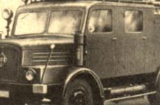 Hasičské provedení Horch H 3 A, u kterého byla použita skříňová nástavba původní jednotné (Einheits-) válečné konstrukce. Na málo kvalitním snímku z polského časopisu Technika Motoryzacyjna z roku 1956 je už na chladiči vozu vidět znak IFA.