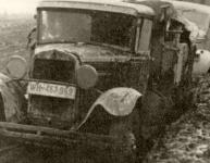 Ukořistěný vůz (již s poznávací značkou Wehrmachtu) v nepředstavitelných podmínkách fronty. V takhle hlubokém ruském blátě bylo jediným skutečným východiskem pořádné lano, zapřažené nejlépe za kolopásový tahač…