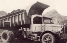 Dumpcar Mack typu FC 1 C na krátkém podvozku z roku 1938 už konečně měl pneumatiky také na zadní nápravě. Všimněte si ale, jak i přes tenhle „civilizační“ zásah, působí vůz na fotografii brutálně! Strohá kabina, na ni navazující dlouhá kapota s maskotem buldoka na chladiči, a strašlivý nárazník, výsledný dojem ještě podtrhují!