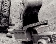 Na snímku z roku 1945, který byl pořízen během zemních úprav nedaleko Hazletonu ve státě Pensylvania, je pod bagrem sklápěčka Mack typu EQX.