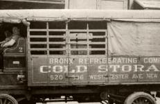 Jeden z prvních nákladních vozů Mack na fotografii z roku 1906. Měl nosnost 3 tuny a byl „trambusového“ uspořádání, posádka seděla přímo nad motorem.