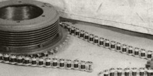 Detail řetězového převodu z roku 1921. V prospektu se uvádělo, že vozy Mack mají brzděná obě zadní kola, jejichž žebrované brzdové bubny jsou z vysoce legované chromniklové lité oceli. Obě řetězová kola byla tvrzená a řetěz měl každý čep vyjímatelný, jištěný závlačkou.