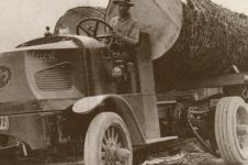 Fotografie tkho vozu Mack AC s etzovm pohonem zadn npravy, kter byl uren pro svoz dv, je z roku 1925. Dobe je vidt na rmu uloen vnj elisov brzdy, psobc na etzov pastorky. Jejich ovldn bylo mechanick, pomoc seizovatelnch thel.