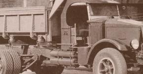 Těžká dvoustranná sklápěčka (pouze do stran) typu AP z roku 1934. Korbu tohoto vozu zvedaly dva hydraulické válce. Vpředu jsou použity balonové pneumatiky, zatímco na zadní nápravě je vidět dvojité profilované obruče z plné gumy. O ochranu řidiče se při práci pod bagrem se staral ocelový štít, kryjící střechu kabiny, motor byl chráněn mohutnou mříží z ocelových T profilů.