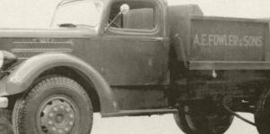 Elegantní, mírně šípovitá a již dozadu skloněná maska s maskotem buldoka, oblá kabina s aerodynamicky kapkovitými přední blatníky – a přece stále ještě vzadu rozeznatelné řetězy k zadním kolům, to byla modelová řada ER pro rok 1937.