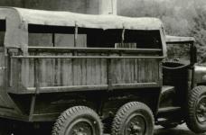 Po tříleté přestávce se výroba šestikolového vojenského Steyru konečně rozběhla. V období 1935-1937 se začal vyrábět pod označením Steyr 440. Na fotografii je vůz pro mužstvo, který měl podélné lavice, probíhající nad zadními koly. Zkosená zadní stěna byla sklápěcí, sloužila jako schůdky pro nastupování. Střecha nad prostorem pro mužstvo, právě tak jako stříška nad sedadlem řidiče, byly plátěné. Místo dvířek kabiny byl jen pojistný řetízek a v případě hodně nepříznivého počasí svinutá plachtička.