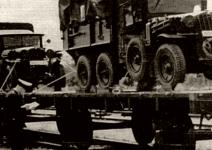 Návrat útočné jednotky 73. regimentu z polského tažení. Každý z kolony plně vystrojených vozů Steyr 640 je pečlivě založený špalky a upoutaný čtyřmi lany, důstojník už jen prochází kolem vlakové soupravy a odškrtává si jednotlivé vagony.