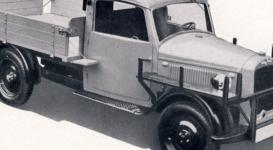 Jednotunový valník Hansa-Lloyd typ „Express“ v upraveném provedení pro dopravu dlouhého materiálu. Vyobrazení je z 24. vydání „AUTOTYPENBUCH“ - typového přehledu německých vozidel, vydaného v roce 1936. Zajímavou úvahou je, jak v případě dlouhou tyčovinou naloženého vozu asi posádka nastupovala a vystupovala?!!