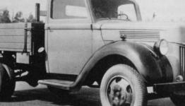 Posledním čtyřválcovým typem v letech 1949-52 byl vyobrazený třítunový Ford „Ruhr“. Souběžně s ním se vyráběl zcela identický typ Ford „Rhein“, který se lišil pouze zástavbou osmiválcového motoru.