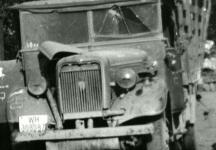 Ford V8 s generátorovým pohonem na dřevoplyn, tady už opuštěný a značně zubožený na samém konci války.