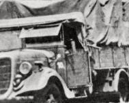 Nákladní Ford V8, tady už v provedení s otevřenou plátěnou kabinou pro Wehrmacht. Snímek brodícího se vozu je zatím ještě ze začátku války na východní frontě, z jara roku 1942.