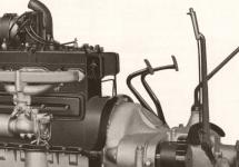 Prospektové vyobrazení motoru Škoda 430, sešroubovaného do jednoho bloku s převodovkou. Dynamo bylo uloženo na hlavě válců a přímo na jeho řemenici byl čtyřlopatkový větrák. Vodní čerpadlo motor neměl, chlazení bylo termosyfonové. Vzadu je za blokem motoru vidět obtokový olejový filtr.