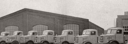 Před norimberskou továrnou vyrovnaná řada dokončených vozů, připravených k expedici.