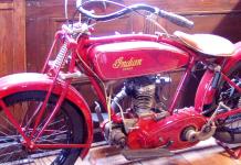 Konkurenn Indian Prince s jednovlcovm motorem 350 ccm SV piel na americk trh v roce 1925 a tak firm Harley-Davidson nezbylo ne zareagovat a ukzat se s nm podobnm. O necel rok pozdji tedy pedstavila tistapadestku typu B. Tahle fotografie Indiana Prince v levnj verzi bez elektrickho svtla je z Holandska, z nejvtho evropskho musea americkch motocykl v Raalte.