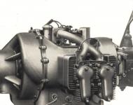 Vzduchem chlazený benzínový motor Krupp typ M 304 (na obrázku sešroubovaný s převodovkou) měl jeden společný horizontální karburátor, od něhož vedla na obě strany rozvidlená sací potrubí ke dvojicím ležatých válců. Dynamo bylo u benzínového motoru přímo na konci klikového hřídele.