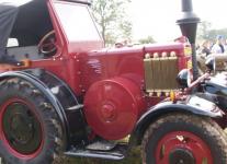 …a na soudobé fotografii ze srazu historických traktorů v jihočeské vsi Matouš.