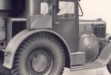 Silniční traktor Lanz Eil-Bulldog D 2539 – Gas s dřevoplynovým generátorem Imbert. Tento typ měl udávanou zátěž v tahu 30 tun.
