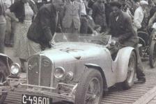 Na startu Lochotínského okruhu v Plzni, který se jel 26. srpna 1934. Vůz byl přihlášen s posádkou Novozámecký - Král (Aero Car Club).