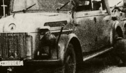 A tady je záběr velitelského vozu v zimních podmínkách východní fronty. Šofér nasazuje řetězy, za ním přihlíží důstojník v uniformě SS.