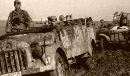 Otevřený vůz pro mužstvo v těžkých podmínkách východní fronty. S koly opatřenými řetězy se prý Steyr 1500 A dokázal dostat i z takovéhohle bláta…