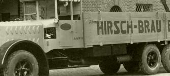 Po prvním, ještě relativně lehkém šestikolovém náklaďáku, je tenhle Büssing VI GL, postavený v roce 1929 pro Hirschův pivovar v Kolíně nad Rýnem, už opravdu „pořádný macek“.