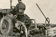 Traktor opatřený pneumatikami při orbě.