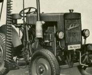 Na přání mohl být traktor vybaven sklápěcí boční žací lištou.