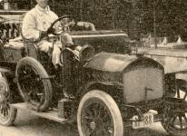 Oblíbený vídeňský komik Karl Treumann se svým dvouválcovým vozem R.A.F. 10/12 HP na fotografii, pořízené v roce 1909.