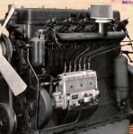 Naftový šestiválcový motor D 0540 měl na levé straně řadové vstřikovací čerpadlo Bosch, poháněné přes zubovou spojku ze skříně rozvodů v přední části bloku. Zcela vzadu byl rozměrný svislý filtr oleje s regulátorem přetlaku ve spodní části. Z druhé strany motoru byl ze skříně rozvodů poháněn automatický regulátor, který nedovolil motoru překročit 1 800 otáček za minutu. Od jeho průchozího hřídele bylo poháněné dvanáctivoltové dynamo.