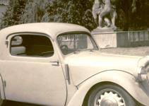 Škoda Sagitta coupé, jako účastník defilé škodováckých veteránů při příležitosti oslav 90. výročí fabriky. Tento vůz má spouštěcí okna ve dveřích. Poklice z Octavie na něj nepatří a vyloženě kazí dojem z jinak krásného originálního vzhledu.