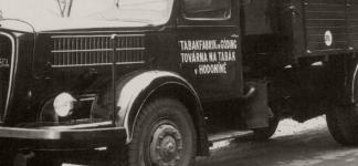 Typ Škoda 706 se vyráběl od roku 1940 téměř až do konce války. Už to nebyl benzíňák, nýbrž šestiválcový komůrkový diesel s nosností 7 tun. Po válce prodělal dvakrát za sebou  „facelift“, což znamenalo vždycky novou masku a dělal se tak dlouho, než ho definitivně nahradily trambusy z Liazu Mnichovo Hradiště. Na fotografii je dřevoplynová verze z roku 1942.