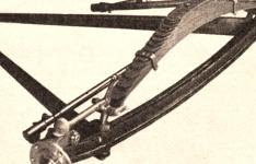 Pevná přední osa nákladního vozu Ford byla odpérovaná příčným listovým pérem a vedená trojúhelníkovou vzpěrou, zachycenou v první třetině podvozku kulovým čepem K.