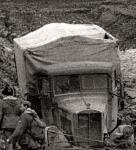 Třiapůltunový Büssing byl klasický silniční náklaďák s pohonem pouze zadní nápravy. Zrekvírovaný a nasazený začátkem války do služeb Wehrmachtu neměl samozřejmě v takovémto terénu východní fronty žádnou šanci uspět…