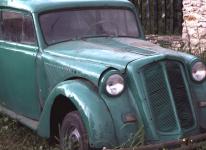 Opel Olympia 1,3 model 1937, fotografovan v Rusku v roce 2005. Maska vozu, nraznky, blinkry, ani disky kol, u nejsou pvodn.