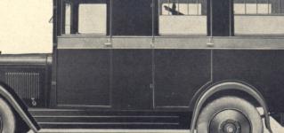 Boční pohled na sanitní vůz typu 125, tak, jak byl nabízen v roce 1927. Sanitní vozy měly kabinu řidiče oddělenou od zadního prostoru skleněnou stěnou.  Prostor pro nemocné obsahoval dvoje nosítka a kromě širokých dveří v zadní stěně měl ještě jedny dveře na levém boku.