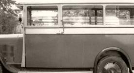 Poslední provedení autobusu pro 10 osob z roku 1929 už mělo zaoblenější tvary, zejména v zadní části karoserie.