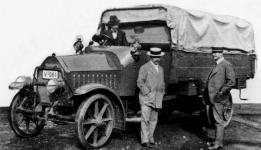 Vzorový třítunový nákladní vůz – první typ firmy Vomag. Za volantem jeho konstruktér Peter Teigland, před vozem ředitelé firmy Carl Bauer a Louis Köhler.