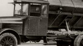 Novější provedení sklápěče na podvozku Vomag P 30. Tady už byl náklad zvedán a vysypáván silou motoru.