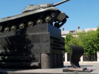 První, na co v Čeljabinsku narazíte, je pomník frontovým hrdinům Velké vlastenecké války, i těm, kdo o vítězství bojovali výrobou bojové techniky. Je na něm tank JS-3.