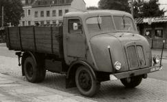 Horch H3 z roku 1946, tady už s poznávací značkou DDR...