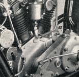 Detailní pohled na uspořádání motoru s převodovkou. Písmenem e je označen kontrolní šroub hladiny oleje ve skříni primérního převodu.