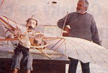 Majitel musea s jednm z aviatickch model.